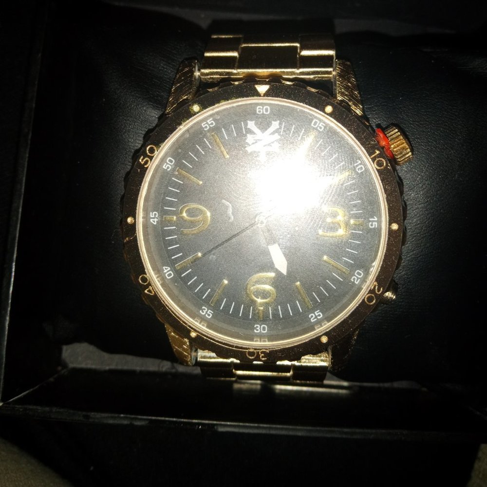 Watch,.Gold,. Medium Time Face